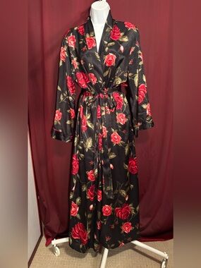 Morgan Taylor Satin Black Robe with Red Rose Print with Attached Belt Size Large